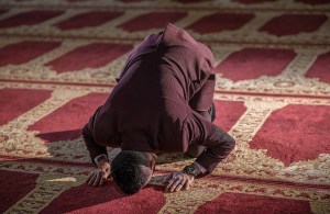 نماز احتیاط چه زمانی واجب می شود؟ و چگونه باید خواند؟