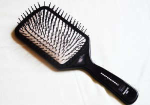 روش صحیح تمیز کردن برس مو