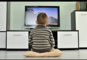 تماشای تلویزیون چه پیامدی برای نوزادان و کودکان دارد؟