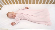 طرز قرار گیری نوزاد به هنگام خواب و محیط خواب او چگونه باید باشد؟