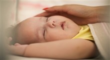 چه کنم اگر فرزندم حین شیر خوردن به خواب برود؟