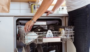 ۲ روش ساده برای تمیز کردن ماشین ظرفشویی