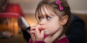 ۸ راهکار موثر برای ترک ناخن جویدن کودکان