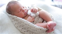 چگونه نوزادم را به طور صحیح بر روی سینه خود فیکس کنم؟