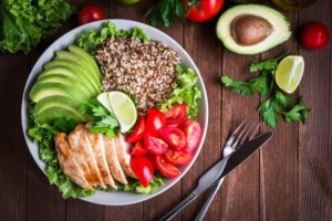 پنج تغییر در رژیم غذایی که سیستم ایمنی شما را قوی تر می کند و باعث می شود کمتر مصدوم شوید