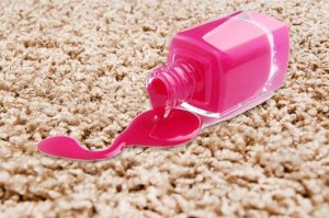 نحوه پاک کردن لاک ناخن از روی فرش