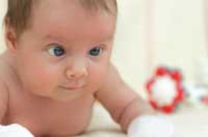 آشنایی با مراحل رشد حس بینایی نوزاد