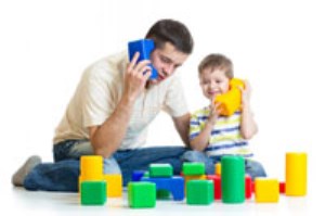 بازی کودک با تلفن خانه