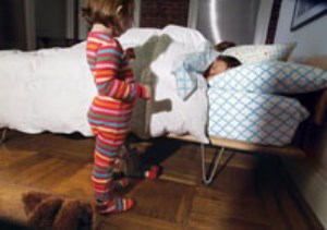 خوابیدن فرزند در بستر پدر و مادر