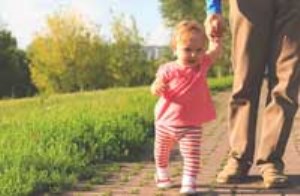 مراحل یادگیری راه رفتن کودک از بدو تولد