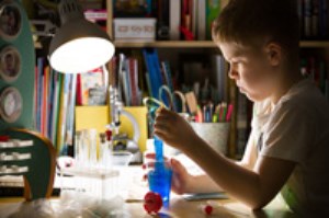 یک آزمایشگاه علوم خانگی برای کودکان خود داشته باشید
