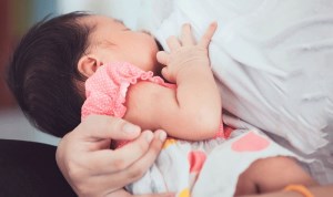 نحوه قرارگیری صحیح مادر و نوزاد برای شیردهی (بخش دوم)