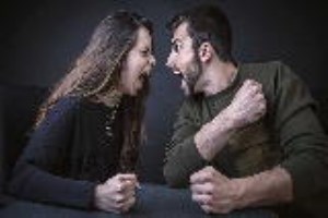 چه چیزی بر شدت درگیری همسران می افزاید؟