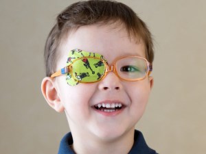 تنبلی چشم در کودکان، علت، علائم و درمان آن