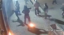 لحظه شکستن درب آهنی حوزه بسیج توسط اغتشاشگران در تهران