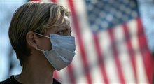 بغض پرستار آمریکایی در مقابل سردخانه‌های سیار بیمارستان نیویورک