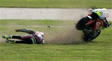 لحظه زمین خوردن یک موتورسوار در مسابقات موتوجی‌پی