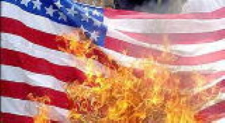 آتش زدن پرچم آمریکا و اسرائیل توسط معتضران عراقی