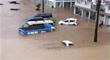 ثبت یک لحظه ترسناک؛ سیلاب ناگهانی گردشگران سلفی‌باز را با خود برد