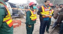 اولین تصاویر از تصادف مرگبار ون دانش آموزان با قطار در پاکستان