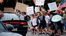 تصاویری از حملات طرفداران ترامپ با خودرو به معترضان در آمریکا
