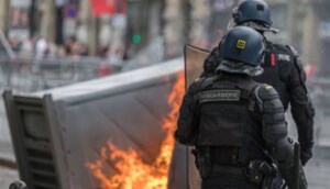 فیلمی از برخورد خشونت آمیز پلیس فرانسه با معترضان