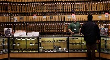 آمریکایی‌ها مقابل اسلحه فروشی‌ها هم صف کشیدند