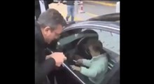 کودک باهوش گرفتار در خودرو!