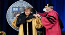 کلیپ خنده‌دار آنگلا مرکل برای پوشیدن ردای دکترای افتخاری