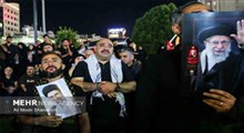 دمامه زنی زائران رهبر شهید در خیابان‌های منتهی به حرم رضوی