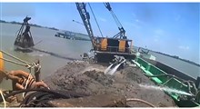 سقوط بیل مکانیکی به داخل رودخانه حین لایروبی + فیلم