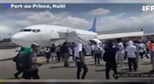 آواز خواندن مسافران هواپیما برای توقف گریه کودک