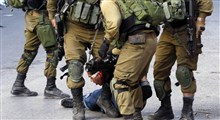رفتار وحشیانه‌ی یک سرباز صهیونیستی با یک کودک فلسطینی!