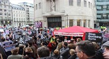 هزاران انگلیسی مقابل ساختمان BBC تجمع کردند!