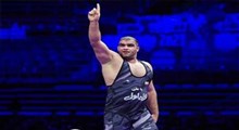 دور افتخار امین میرزازاده با پرچم ایران بعد قهرمانی