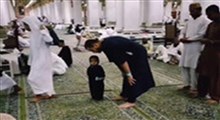 بازیگوشی دختربچه با پدرش هنگام ادای نماز