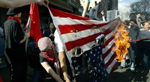 آتش زدن پرچم آمریکا توسط مردم سوریه برابر نظامیان آمریکا