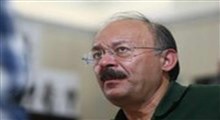 بغض بیژن عبدالکریمی در مدرسه میناب شکست: من خودم معلم‌ هستم، به شاگردانم چی بگم از میناب؟