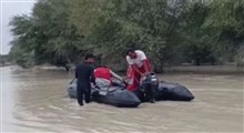 امدادرسانی با قایق در مناطق سیل‌زده شهرستان دشتیاری سیستان‌وبلوچستان