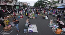 فاصله گذاری اجتماعی در بازارهای شلوغ در اندونزی