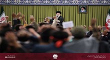 ورود رهبر انقلاب اسلامی به حسینیه امام خمینی و آغاز دیدار دانش‌آموزان و دانشجویان به مناسبت ۱۳ آبان