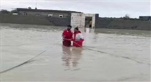 نجات ۵ خانواده محاصره شده در سیل هرمزگان