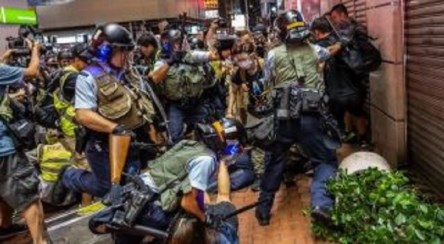 درگیری مردم و نیروهای امنیتی هنگ کنگ