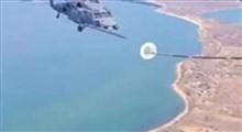 سوخت‌گیری یک هلیکوپتر نظامی در آسمان