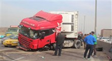 تصادف شدید تریلی با دو خودرو پشت چراغ قرمز در اصفهان!