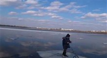 نجات پسر بچه گرفتار بر روی قطعه یخ