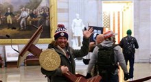 هواداران ترامپ در حال گرفتن عکس‌ یادگاری در کنگره