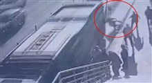 لحظه سقوط مرگبار یک مرد با ویلچر زیر چرخ‌های اتوبوس!