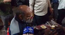 کفاشی که در تجمعات کفش‌ها را رایگان جلا می‌داد