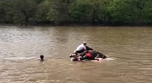 نجات یک زن از داخل خودروی در حال غرق شدن